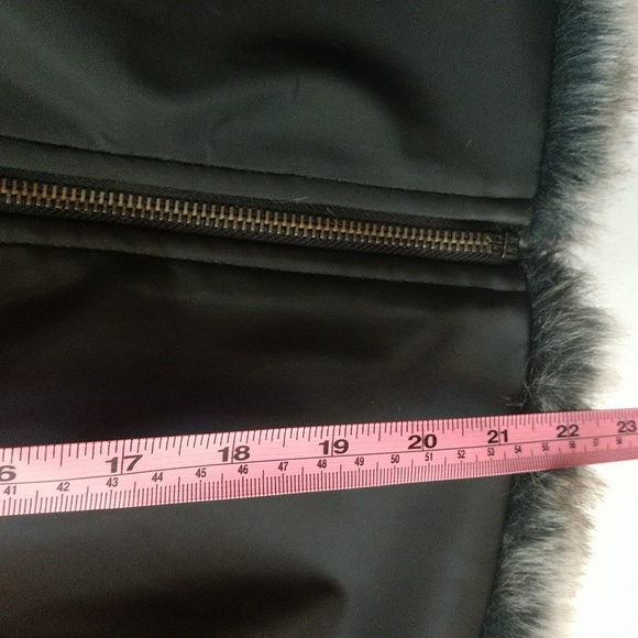 Reversible faux fur vest - Picture 11 of 12